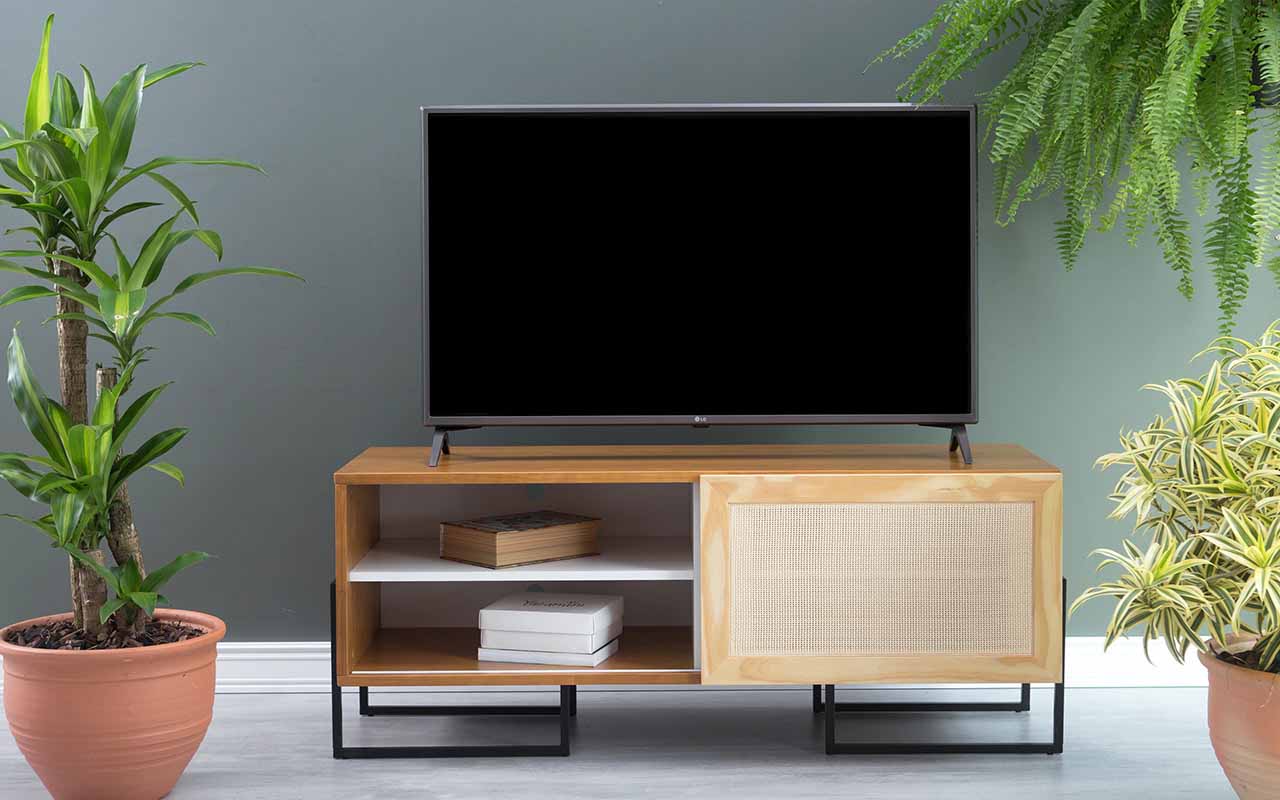 RACK PARA TV COM PORTA DE CORRER CROSBY MDF FREIJÓ E RATTAN 123X43,6X48,5 CM Compre na Idea Store