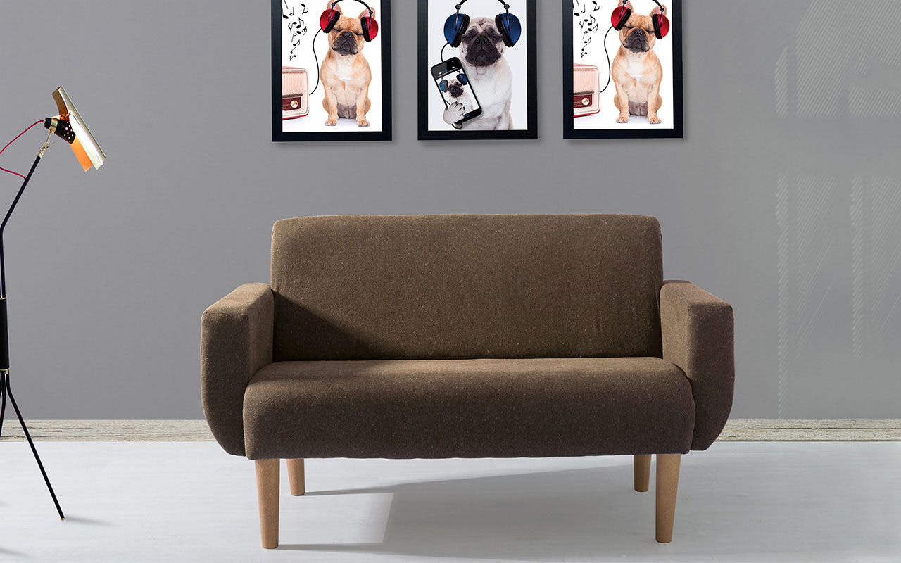 SOFÁ 2 LUGARES PEQUENO MARROM LIRIO 140X76X83CM VERNIZ AMENDOA