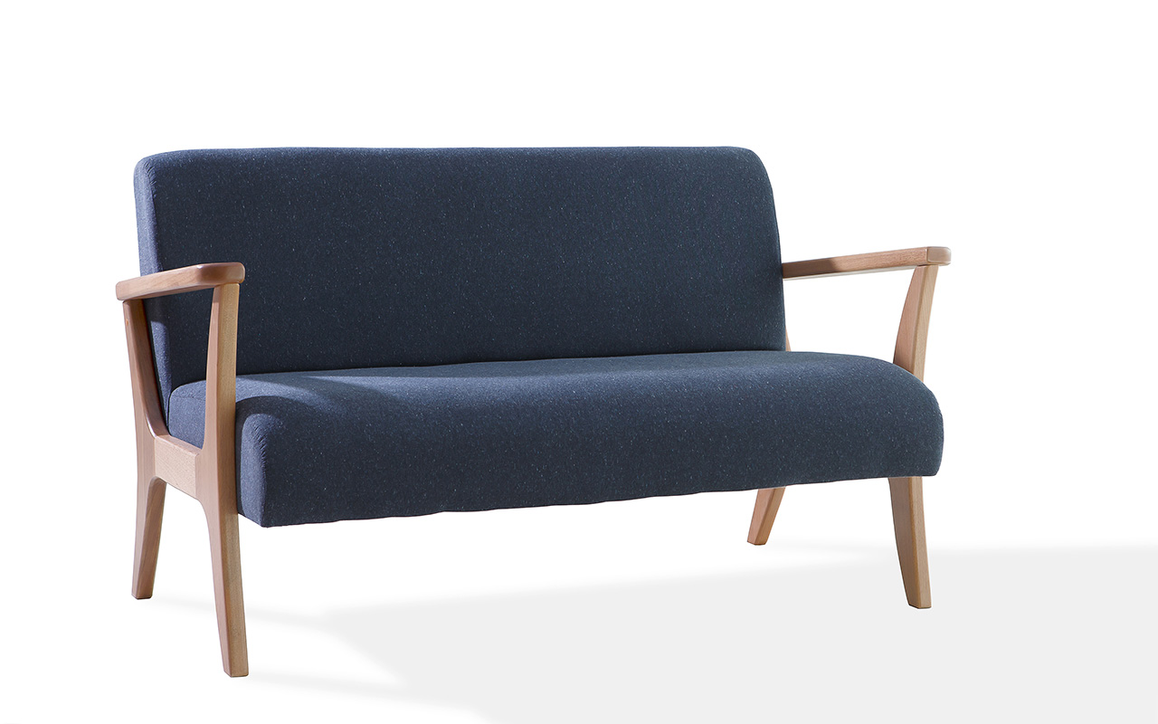 SOFÁ PEQUENO 2 LUGARES RÉGIA VERNIZ AMENDOA TEC.997 CHUMBO 128X70X77 CM