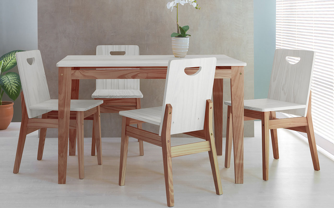 mesa de madeira com 4 cadeiras de jantar