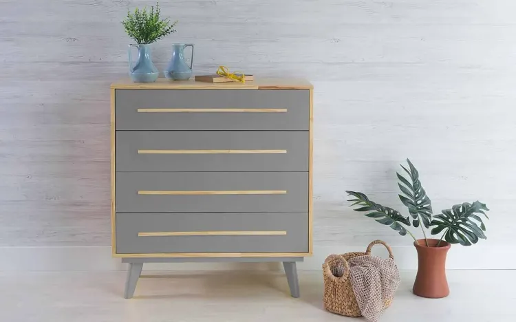 CÔMODA PARA QUARTO DE MADEIRA MACIÇA RETRÔ 4 GAVETAS CELESTE NATURAL E CINZA CONCRETO 90X40X98CM