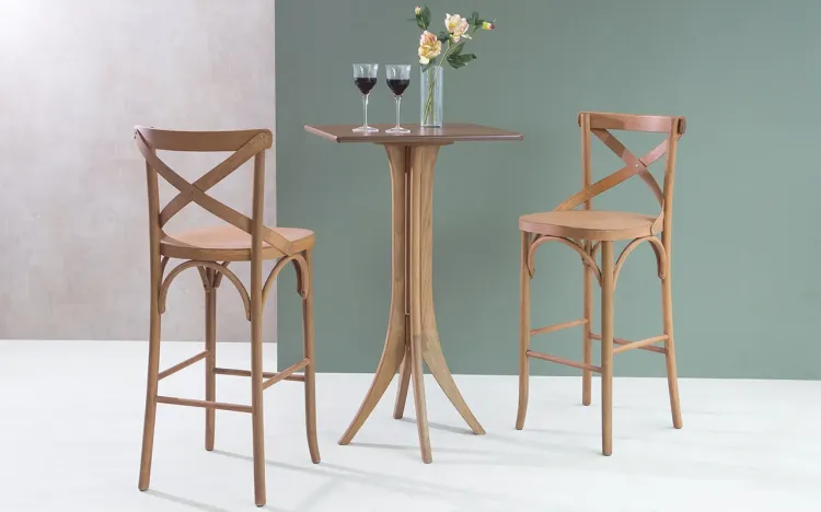 MESA BISTRÔ QUADRADA COM DUAS BANQUETAS PARA COZINHA MADELEINE - ACABAMENTO VERNIZ JATOBÁ