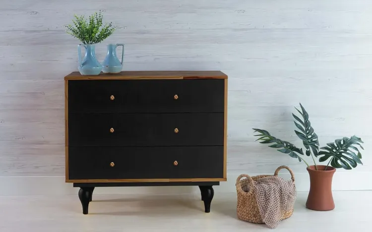 CÔMODA PRETA DE MADEIRA MACIÇA RETRÔ 3 GAVETAS SIDERAL PUXADOR BOLINHA CAPUCCINO E PRETO 90X40X79,5CM
