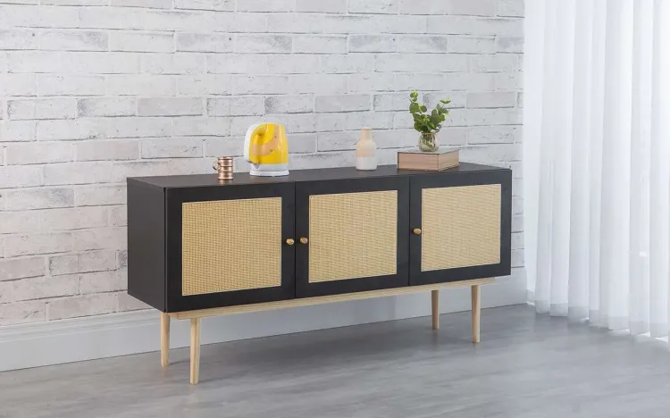 BALCÃO BUFFET PARA SALA DE JANTAR 3 PORTAS DE RATTAN CHARLIE PRETO E TAEDA 135x35x64,7 CM