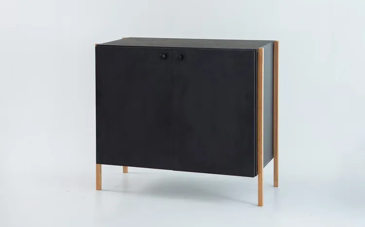 ARMÁRIO BUFFET PARA SALA 2 PORTAS NASH MDF PRETO E PÉS DE MADEIRA TAUARI 84X41,5X75 CM