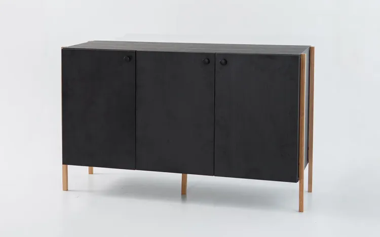 BUFFET PARA SALA 3 PORTAS NASH MDF PRETO E PÉS DE MADEIRA TAUARI 124X41,5X75 CM