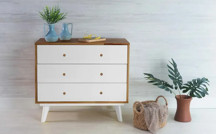 CÔMODA DE MADEIRA MACIÇA 3 GAVETAS CELESTE PUXADOR BOLINHA CAPUCCINO E BRANCO 90X40X79,5CM