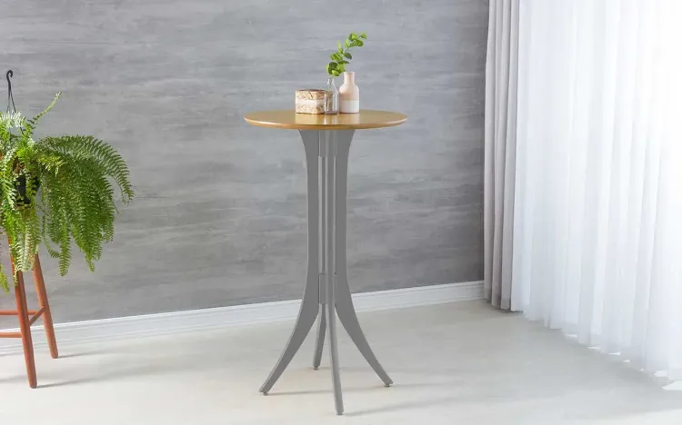 MESA BISTRÔ ALTA DE MADEIRA MACIÇA GOURMET REDONDA JULIETTE 60x60X107CM AMÊNDOA E CINZA CONCRETO