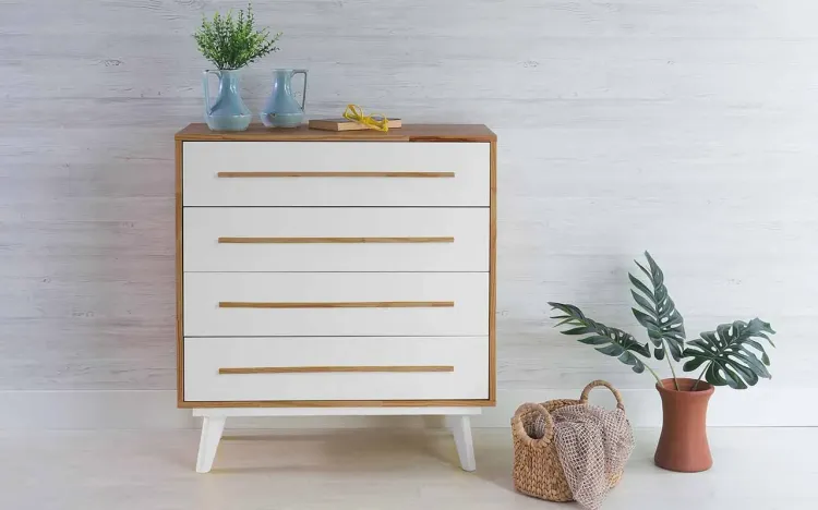 CÔMODA BRANCA DE MADEIRA MACIÇA RETRÔ 4 GAVETAS CELESTE NÓZES E BRANCO 90X40X98CM