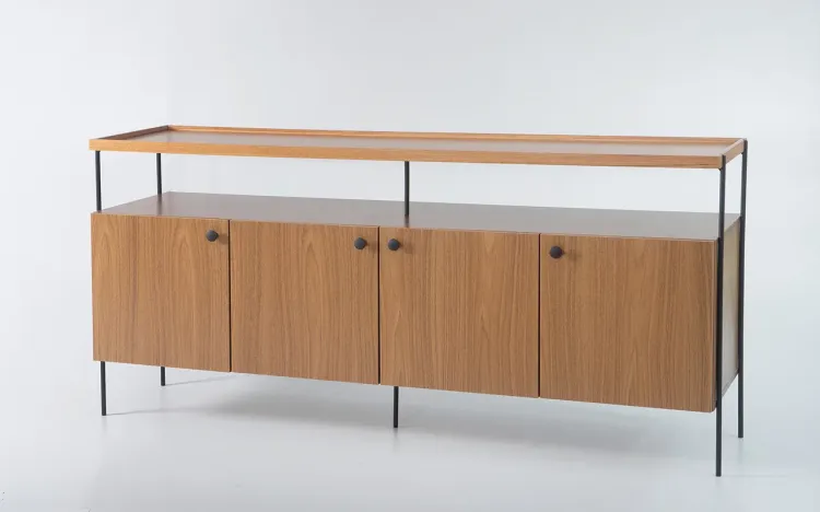 APARADOR BUFFET 4 PORTAS COM TAMPO BANDEJA DE MADEIRA E PÉS DE METAL TRAY MDF FREIJÓ 162,5X41,5X75 CM