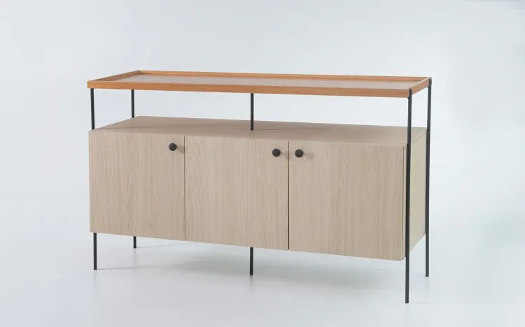 BALCÃO BUFFET COM PÉS DE METAL E TAMPO COM MADEIRA 3 PORTAS TRAY MDF CARVALHO 122,5X41,5X75 CM