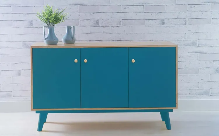 BALCÃO BUFFET COM PRATELEIRA E 3 PORTAS PUXADOR BOLINHA CELESTE - NATURAL E AZUL 133X40X79,5 CM