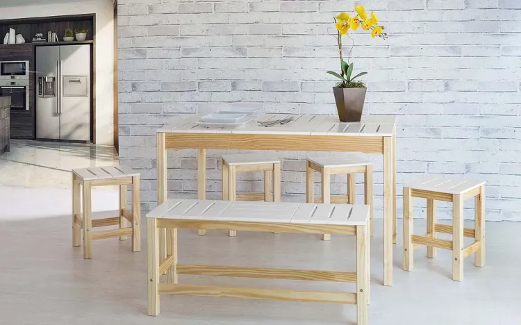 CONJUNTO DE MESA GOURMET COM BANQUINHOS DE MADEIRA MACIÇA TAEDA NATURAL COM TAMPO COLORIDO OLGA VERNIZ NATURAL E BRANCO 120X80X75CM