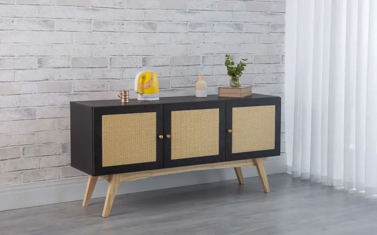 ARMÁRIO BUFFET 3 PORTAS COM RATTAN DOLORES PRETO E TAEDA 135x35x64,7 CM