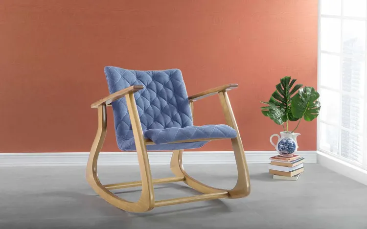 POLTRONA DESIGN DE BALANÇO SMITH VERNIZ AMÊNDOA TEC.930 AZUL CLARO 65X83X72CM