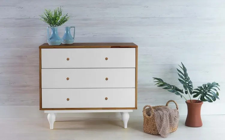 CÔMODA PARA QUARTO DE MADEIRA MACIÇA RETRÔ 3 GAVETAS SIDERAL PUXADOR BOLINHA CAPUCCINO E BRANCO 90X40X79,5CM