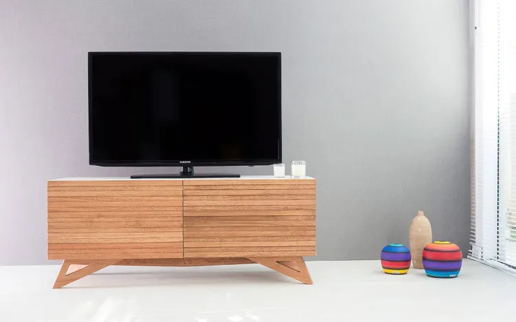 RACK TV MODERNO RETRÔ VINTAGE FREDDIE 1200 MDF BRANCO PÉS MADEIRA COR JATOBÁ 2 PORTAS DE MADEIRA 120x43,6x48,5 CM