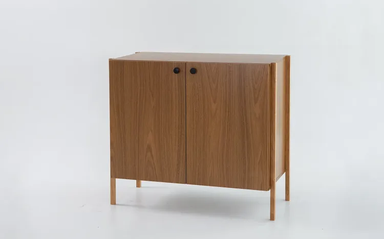 APARADOR BUFFET MODERNO 2 PORTAS NASH MDF FREIJÓ E PÉS DE MADEIRA TAUARI 84X41,5X75 CM