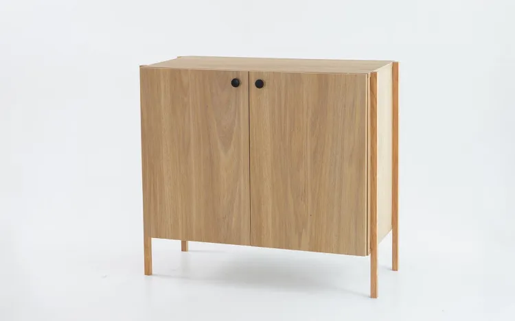 ARMÁRIO BUFFET MODERNO 2 PORTAS NASH MDF DUAL E PÉS DE MADEIRA TAUARI 84X41,5X75 CM