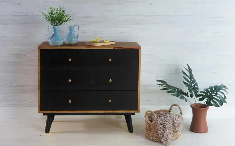 CÔMODA PEQUENA 3 GAVETAS DE MADEIRA MACIÇA RETRÔ CELESTE PUXADOR BOLINHA CAPUCCINO E PRETO 90X40X79,5CM