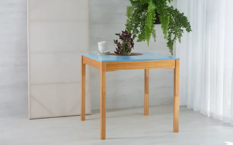 MESA PARA SALA DE JANTAR MADEIRA MACIÇA TAEDA COM TAMPO COLORIDO OLGA VERNIZ NÓZES E AZUL BEBÊ 80X80X75CM