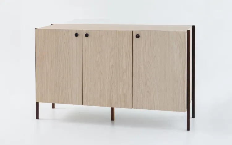  APARADOR BUFFET 3 PORTAS NASH MDF CARVALHO E PÉS DE MADEIRA IMBUIA 124X41,5X75 CM