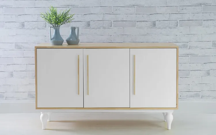 ARMÁRIO BRANCO PARA SALA PÉS TORNEADOS 3 PORTAS SIDERAL NATURAL E BRANCO 133X40X79,5 CM