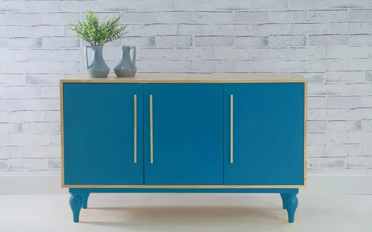 BUFFET COM PÉS TORNEADOS PARA SALA 3 PORTAS SIDERAL NATURAL E AZUL 133X40X79,5 CM