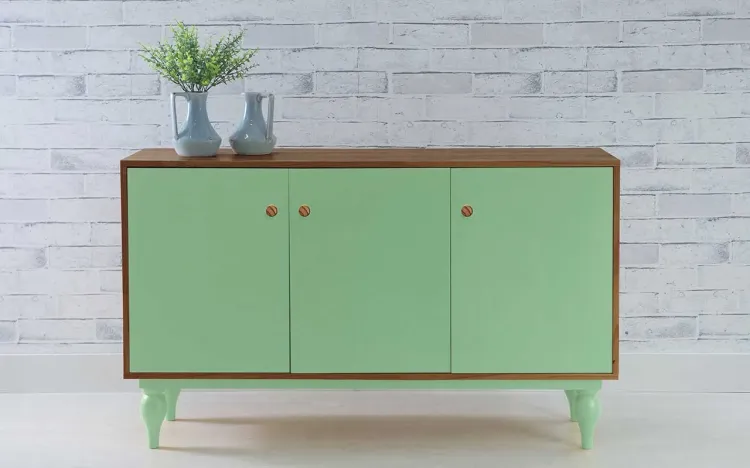 BUFFET PARA SALA PÉS TORNEADOS 3 PORTAS PUXADOR BOLINHA SIDERAL 133X40X79,5 CM CAPUCCINO E VERDE SÁLVIA