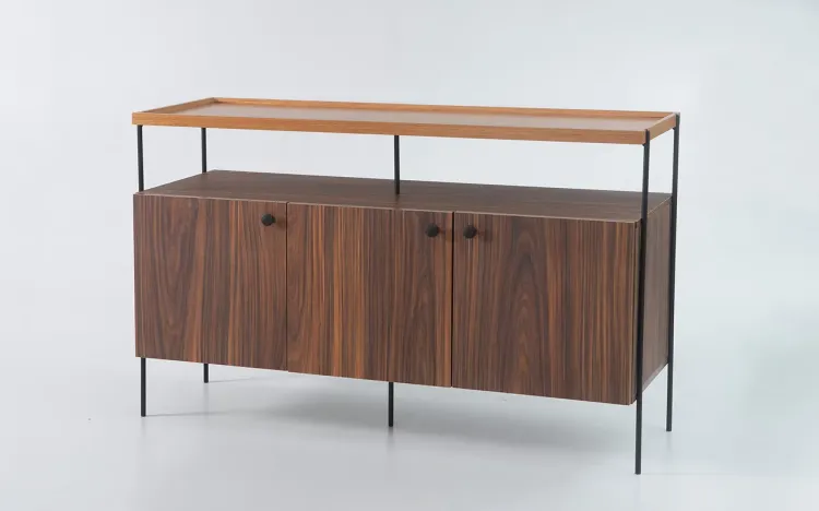 APARADOR BUFFET COM PÉS DE METAL 3 PORTAS E TAMPO BANDEJA DE MADEIRA TRAY MDF PAU FERRO 122,5X41,5X75 CM