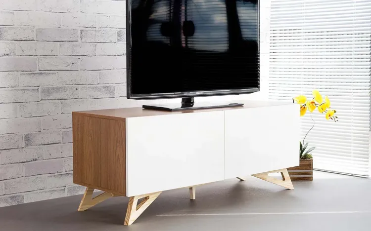 RACK TV MODERNO RETRÔ VINTAGE FREDDIE 1200 MDF FREIJÓ PÉS MADEIRA TAEDA 2 PORTAS BRANCA 120x43,6x48,5 CM