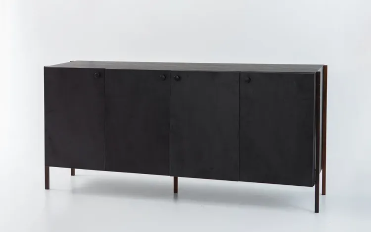 ARMÁRIO BUFFET PARA SALA 4 PORTAS NASH MDF PRETO E PÉS DE MADEIRA IMBUIA 164X41,5X75 CM