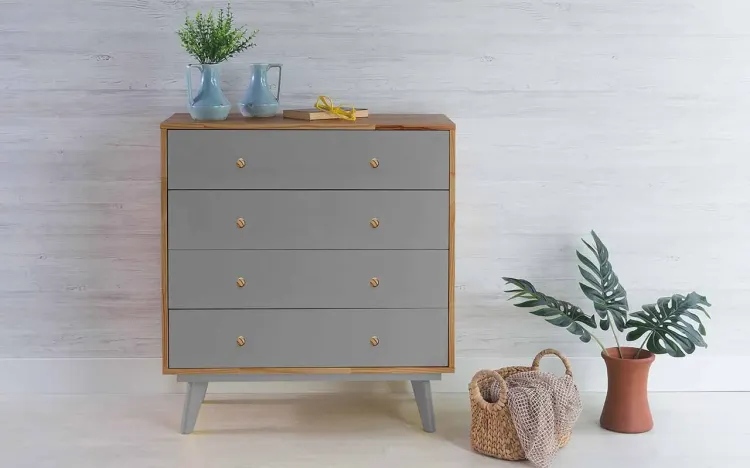 CÔMODA PARA QUARTO DE MADEIRA MACIÇA RETRÔ 4 GAVETAS CELESTE PUXADOR BOLINHA NÓZES E CINZA CONCRETO 90X40X98CM