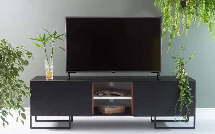 RACK PRETO PARA TV ESTILO INDUSTRIAL 2 PORTAS PRETAS E PÉS DE METAL CROSBY 163X43,6X48,5 CM