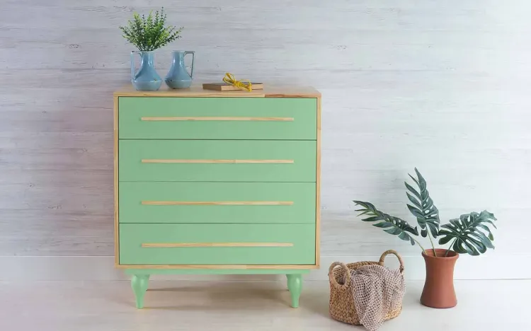 CÔMODA PARA QUARTO DE MADEIRA MACIÇA RETRÔ 4 GAVETAS SIDERAL NATURAL E VERDE SÁLVIA 90X40X98CM
