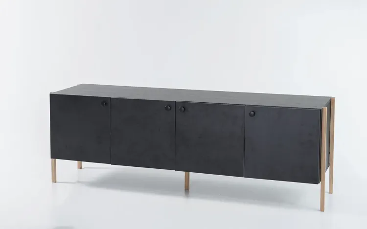 RACK TV PARA SALA MODERNO 4 PORTAS NASH MDF PRETO E PÉS DE MADEIRA TAUARI 164X41,5X56 CM