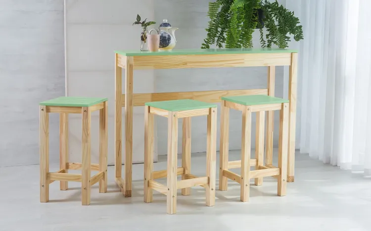 CONJUNTO BISTRÔ PARA COZINHA DE MADEIRA TAEDA COM TAMPO MDF MACIÇO OLGA VERNIZ NATURAL E VERDE SÁLVIA 120CM