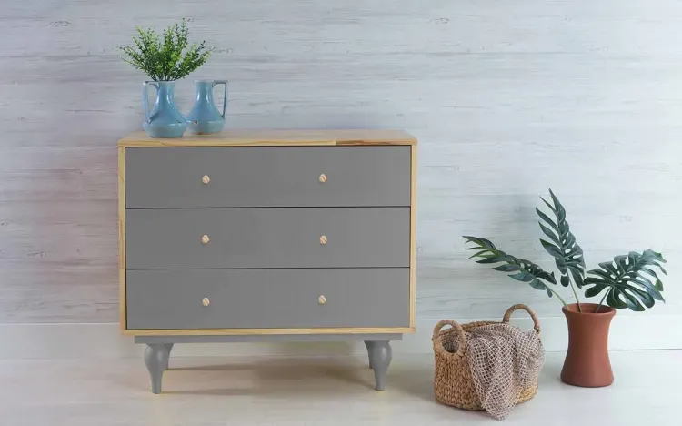 CÔMODA PARA QUARTO DE MADEIRA MACIÇA RETRÔ 3 GAVETAS SIDERAL PUXADOR BOLINHA NATURAL E CINZA CONCRETO 90X40X79,5CM