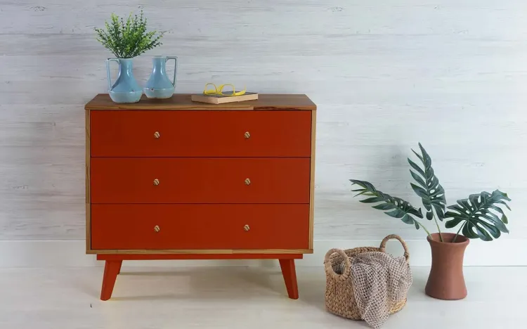 CÔMODA PARA QUARTO DE MADEIRA MACIÇA RETRÔ 3 GAVETAS CELESTE PUXADOR BOLINHA CAPUCCINO E VERMELHO 90X40X79,5CM