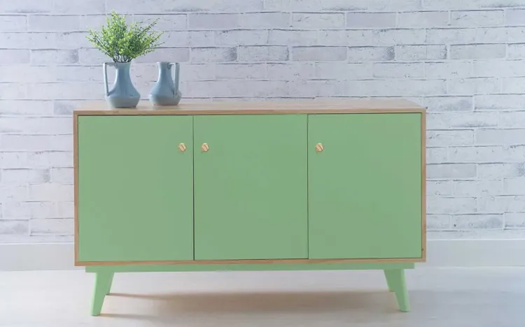 BALCÃO BUFFET COM PRATELEIRA E 3 PORTAS PUXADOR BOLINHA CELESTE NATURAL E VERDE SÁLVIA 133X40X79,5 CM