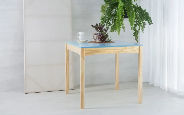 MESA DE JANTAR DE MADEIRA COM TAMPO MDF MACIÇO OLGA VERNIZ NATURAL E AZUL BEBÊ 80X80X75CM