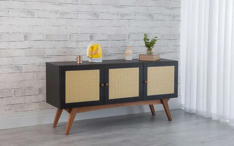 ARMÁRIO BUFFET 3 PORTAS PARA SALA DE JANTAR COM RATTAN DOLORES PRETO E JATOBÁ 135x35x64,7 CM