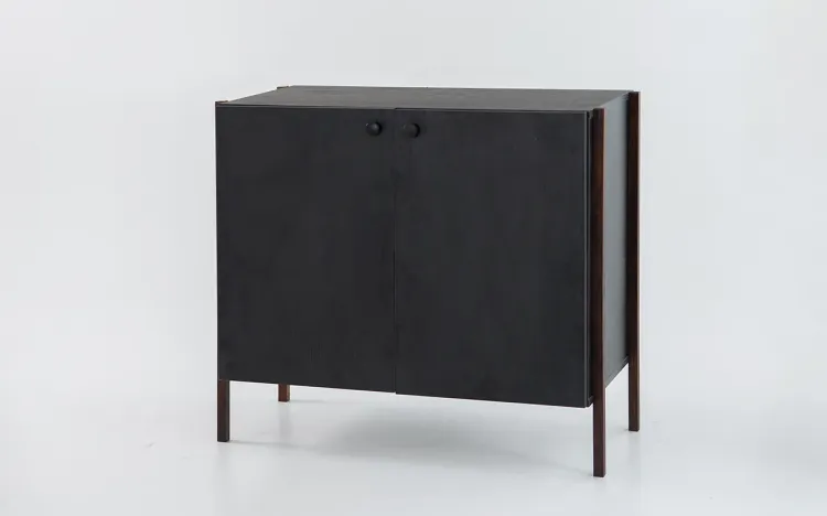 BALCÃO BUFFET MODERNO 2 PORTAS NASH MDF PRETO E PÉS DE MADEIRA IMBUIA 84X41,5X56 CM