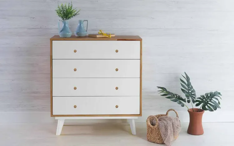 CÔMODA BRANCA DE MADEIRA MACIÇA RETRÔ 4 GAVETAS CELESTE PUXADOR BOLINHA NÓZES E BRANCO 90X40X98CM