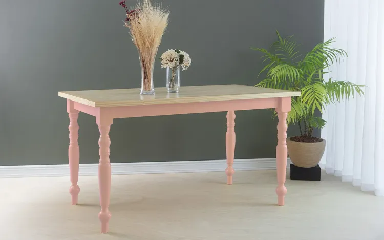 MESA COM PÉ TORNEADO CAMPESINA 140X80X75 CM TAMPO NATURAL PÉS LACA ROSA BEBÊ