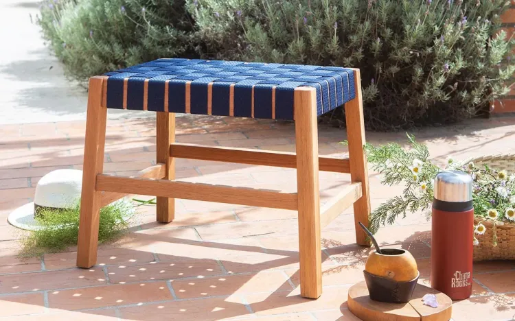 BANQUETA BAIXA DE CORDA TRELA 56X41X41,5CM COR CASTANHEIRA E FITA AZUL ESCURO