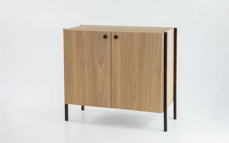 ARMÁRIO BUFFET 2 PORTAS NASH MDF DUAL E PÉS DE MADEIRA IMBUIA 84X41,5X56 CM