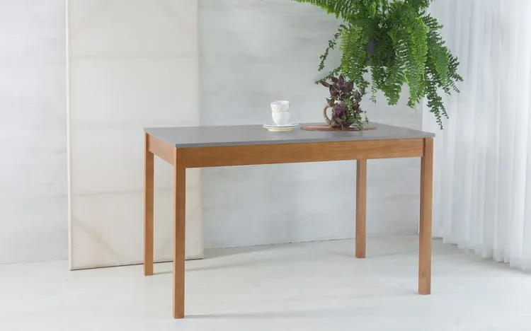 MESA RETANGULAR PARA COZINHA COM TAMPO MDF MACIÇO OLGA VERNIZ CAPUCCINO E CINZA CONCRETO 120X80X75CM