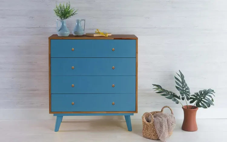 CÔMODA DE MADEIRA MACIÇA 4 GAVETAS CELESTE PUXADOR BOLINHA CAPUCCINO E AZUL 90X40X98CM
