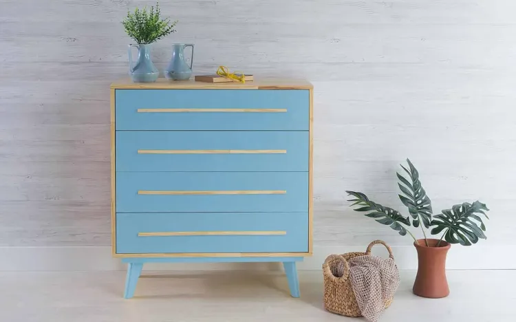 CÔMODA DE MADEIRA MACIÇA 4 GAVETAS CELESTE NATURAL E AZUL BEBÊ 90X40X98CM